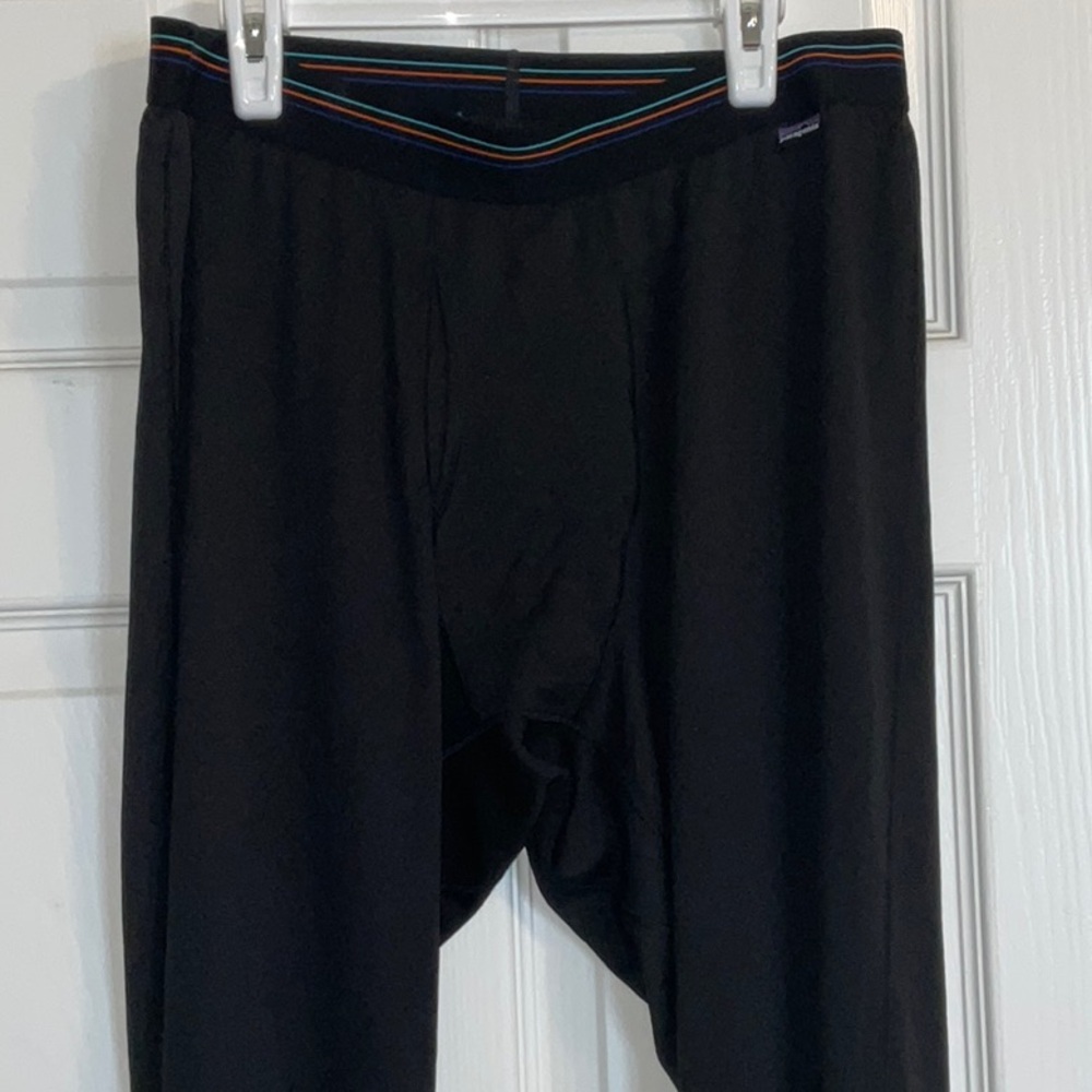 Patagonia Men’s Capilene Midweight baselayer. Size medium, color black.